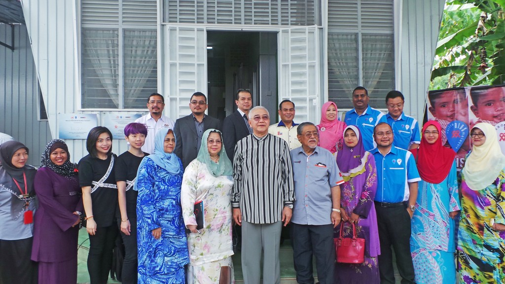 Yang Berhormat Mulia Tengku Abdul Halim Ibni Almarhum Sultan Ibrahim, Tengku Laksamana Kelantan (hadapan, tengah) bergambar kenang-kenangan dengan wakil-wakil agensi kerajaan serta sektor korporat yang merupakan peneraju utama dan penyokong projek Rumah SAHABAT.